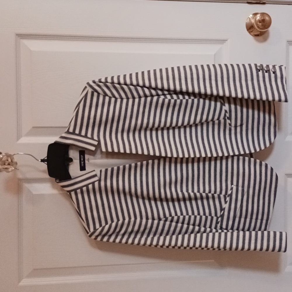 Nine West jacket Size 10. Mock pockets.